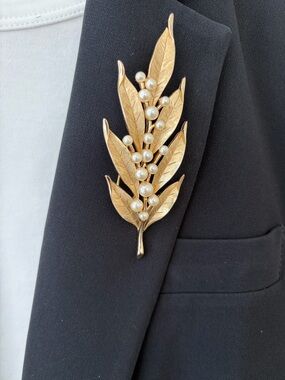 Vintage Crown Trifari Gold Leaf Pearl Cluster Brooch